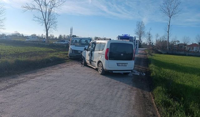 Samsun'da kamyonetle hafif ticari aracın çarpıştığı kazada sürücüler yaralandı
