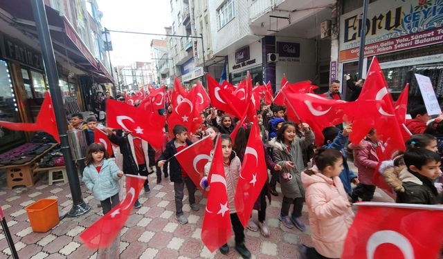 Suluova'da öğrenciler 'Bayrağa sevgi' yürüyüşü yaptı