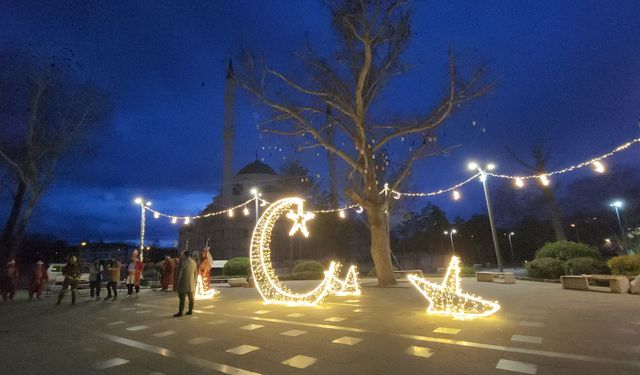 Suluova'da ramazan dualarla ve mahya ile karşılandı