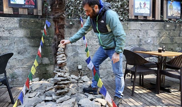 Tırmandığı zirvelerden topladığı taşları kafesinde sergiliyor