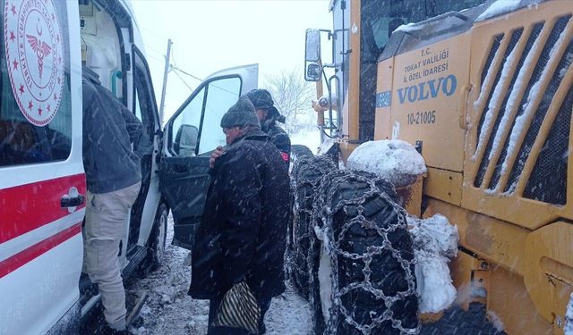 Tokat'ta yolu kardan kapanan köyde rahatsızlanan hasta ekiplerce hastaneye ulaştırıldı