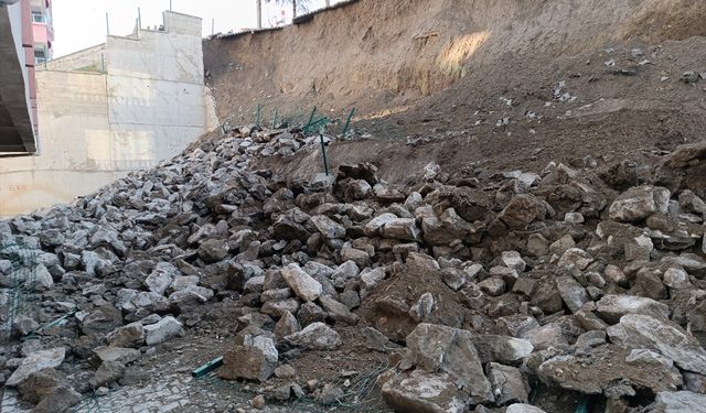 Tosya'da 7 otomobil çöken istinat duvarının altında kaldı