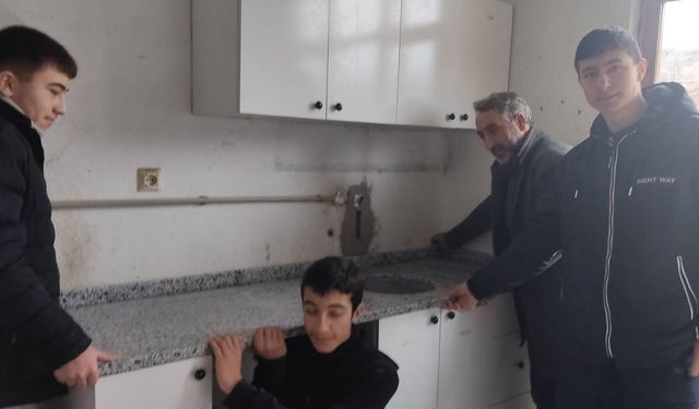 Tosya'da öğrenciler ihtiyaç sahibi ailenin mutfağını yeniledi