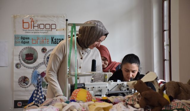 Trabzon'da kadınlar atık kumaş parçalarını oyuncağa dönüştürüyor