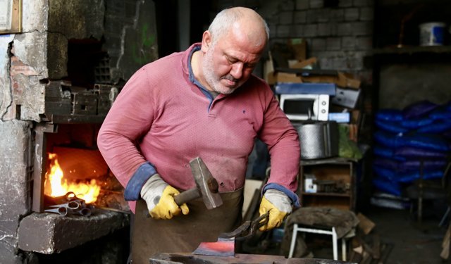Tutkuyla dövdüğü demir ve çeliği yaklaşık 40 yıldır tarım aletlerine dönüştürüyor