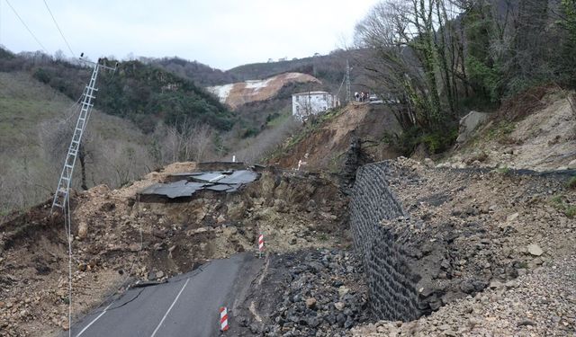 Ünye Belediye Başkanı Tavlı, heyelan nedeniyle kapanan yolda incelemede bulundu