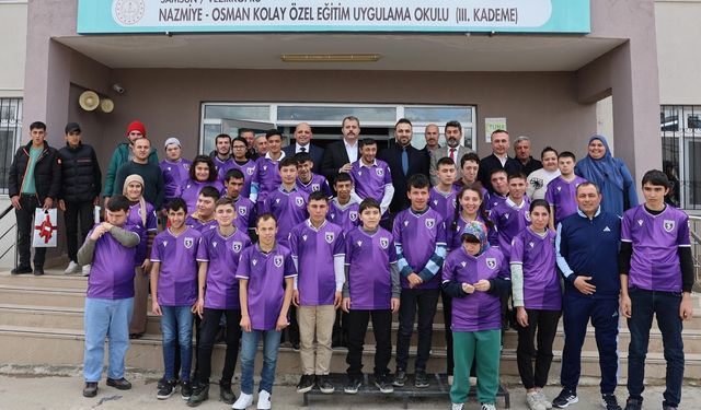 Vezirköprü'de özel gereksinimli öğrencilere Samsunspor forması hediye edildi