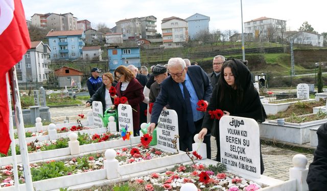 DUALAR EDİLDİ, KARANFİLLER BIRAKILDI...