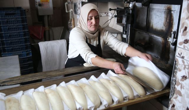 Yaylanın dumanı tüten tek fırınında ekmekler kadın ustadan