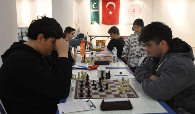 Yeşilay Düzce Şubesi tarafından düzenlenen satranç turnuvası başladı