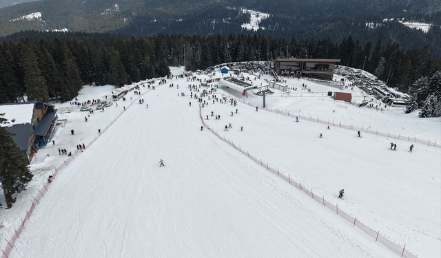 Yurduntepe Kayak Merkezi'nde ziyaretçiler hem kayak yaptı hem de halay çekip eğlendi
