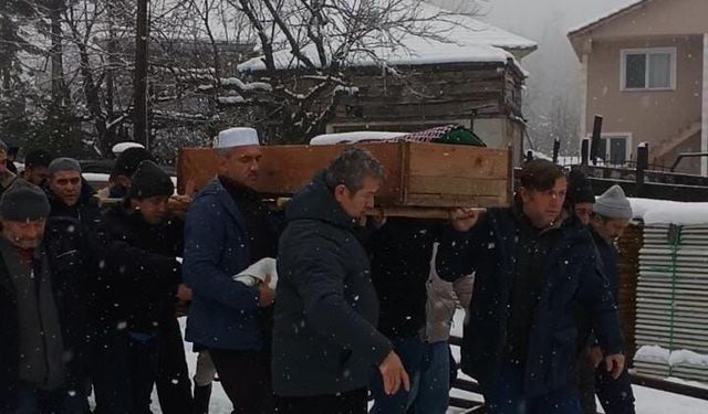 Zonguldak'ta hafif ticari aracın çarpması sonucu ölen kadının cenazesi Düzce'de toprağa verildi