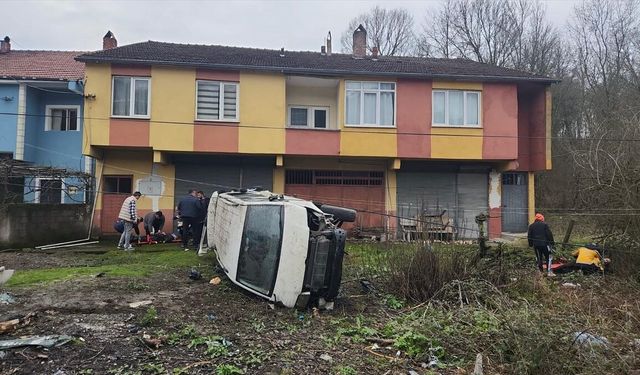 MİNİBÜS DEVRİLDİ, YARALILAR VAR!