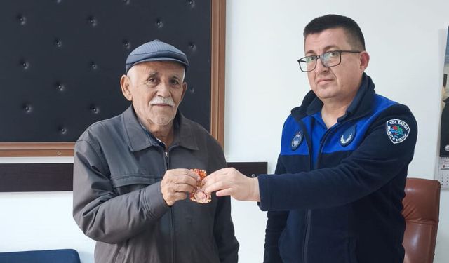 BULDUĞU ALTINI TESLİM ETTİ...