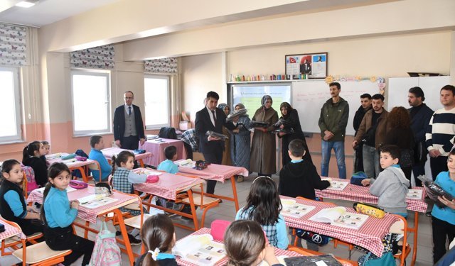 Alucra Halk Eğitimi Merkezinde dikilen eşofman takımları öğrencilere dağıtıldı