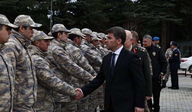 Amasya Valisi Bakan'dan Merzifon 5. Ana Jet Üs Komutanlığına bayram ziyareti