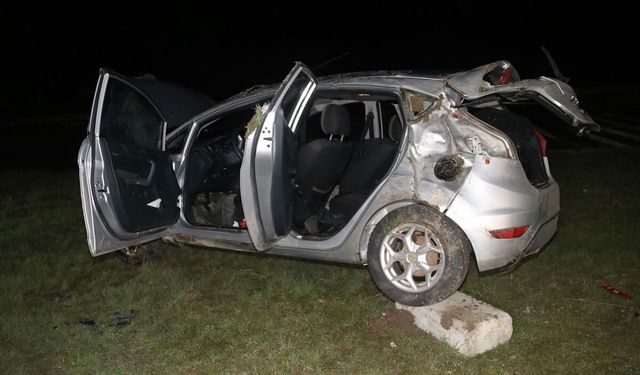 Amasya'da devrilen otomobildeki 2 kişi yaralandı