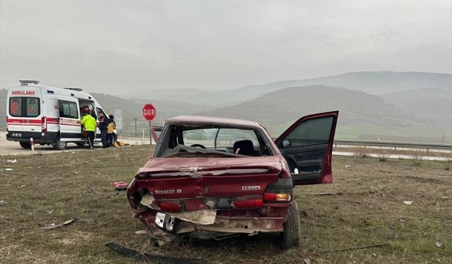 Amasya'da iki otomobilin çarpıştığı kazada 5 kişi yaralandı