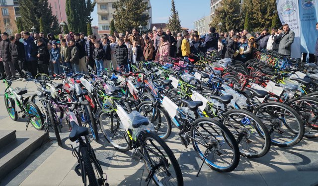 Amasya'da 'Ramazan Karnesi' projesinde 170 çocuğa bisiklet verildi