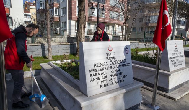 Bolu'da bayram öncesi şehit mezarlarının bakım ve temizliği yapıldı