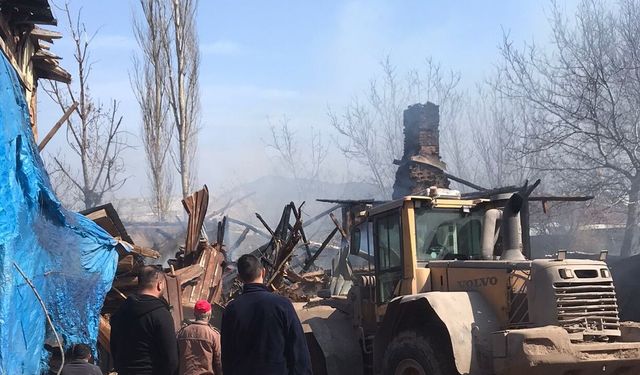 Bolu'da çıkan yangında 2 katlı ev ve ahır kullanılamaz hale geldi