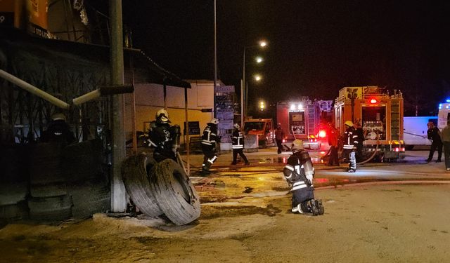 Çorum'da yangın çıkan oto lastik servisinde hasar oluştu