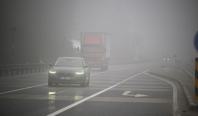 D-100 kara yolunun Bolu Dağı geçişinde sis etkili oldu