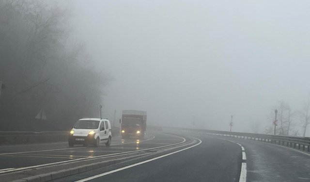 D-100 kara yolunun Bolu Dağı geçişinde sis ve sağanak etkili oldu