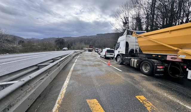 Düzce'de kara yolunda makaslayan tır ulaşımı aksattı