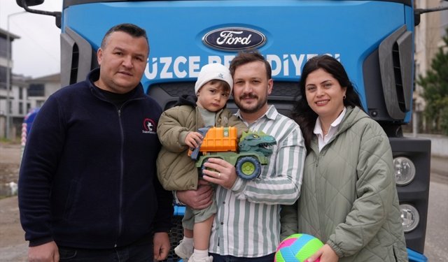 Düzce'de temizlik işçilerinden her gün kendilerini bekleyen 20 aylık bebeğe hediye