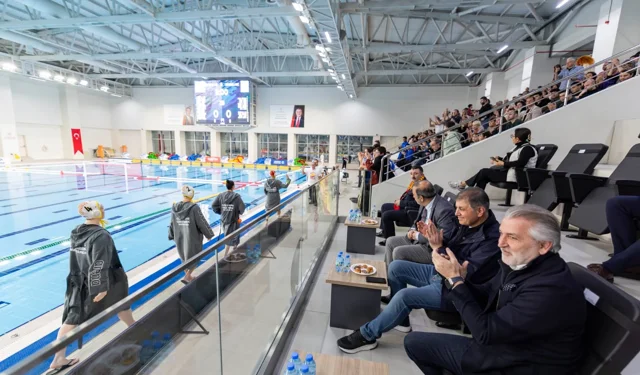 Göztepe'nin Avrupa zaferine Başkan Tugay da eşlik etti