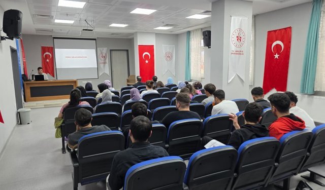 Gümüşhacıköy'de öğrencilere vergi bilinci konferansı verildi