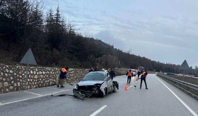 GÜNCELLEME - Amasya'da refüje çarpan otomobildeki 1 kişi öldü, 3 kişi yaralandı