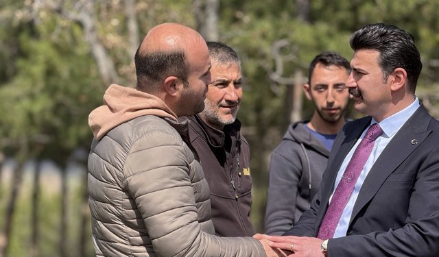 Hamamözü Kaymakamı Ertuğrul Arslan öğrencilerle fidan dikti