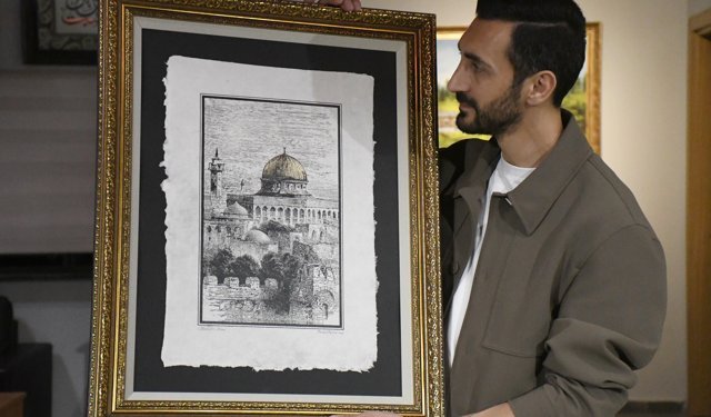 İbadete kapatılan Mescid-i Aksa'yı gündemde tutmak için el yapımı kağıtlara işliyor