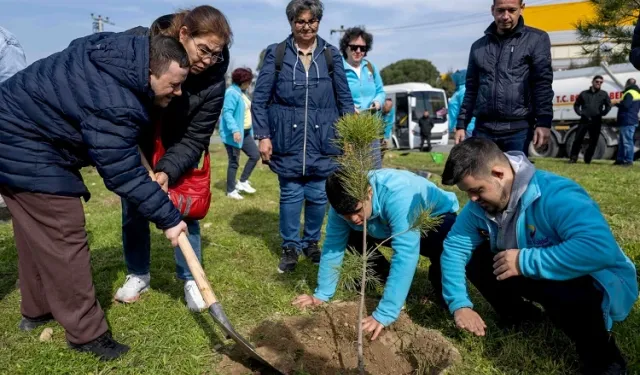 İzmir Bornova'nın en özel fidanları toprakla buluştu