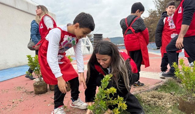 Karabük'te ilkokul öğrencileri fidanları toprakla buluşturdu