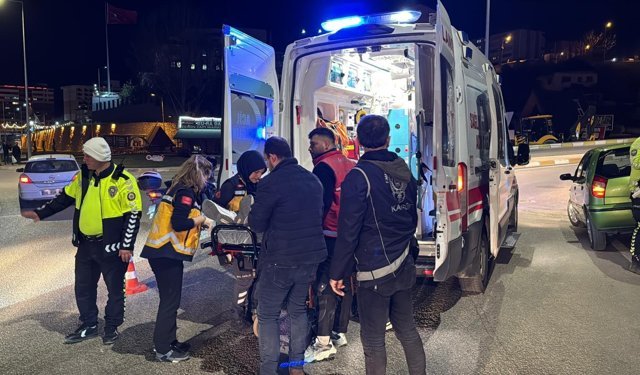 Karabük'te otomobille çarpışan motosikletteki 2 kişi yaralandı