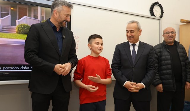 Karabük'te sınıf başkanı seçilen öğrencinin vaadiyle Eskipazar Belediye Başkanı Cıva okula geldi
