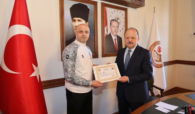 Kastamonu Valisi Dallı, voleybolda Türkiye şampiyonu olan öğrencilerle bir araya geldi