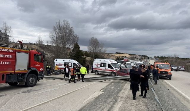 Kastamonu'da devrilen hafriyat kamyonunun sürücüsü yaralandı