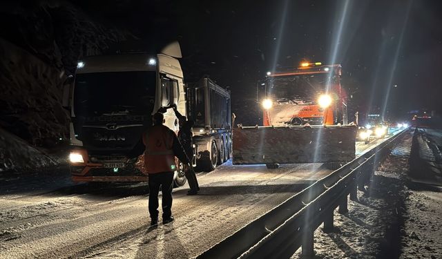 Kastamonu'da etkili olan kar ulaşımda aksamalara yol açtı