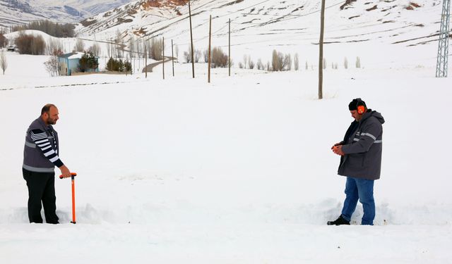 Kırsalda vatandaşlar susuz kalmasın diye kar kış dinlemiyorlar