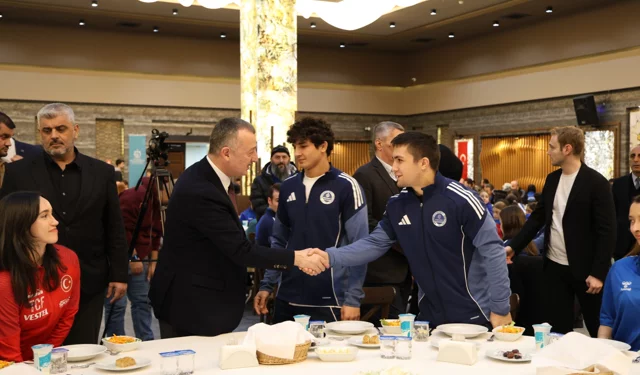Kocaeli'de Başkan Büyükakın başarılı sporcularla iftar yaptı