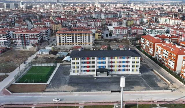 Konya Karatay'da 8 okul FIFA standardında sahalara kavuşuyor