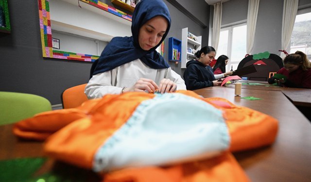 Liselilerden oluşan tiyatro grubu köy okullarında sahne alıyor