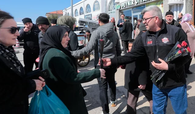Nevşehir Belediyesi kadınlara binlerce çiçek dağıttı