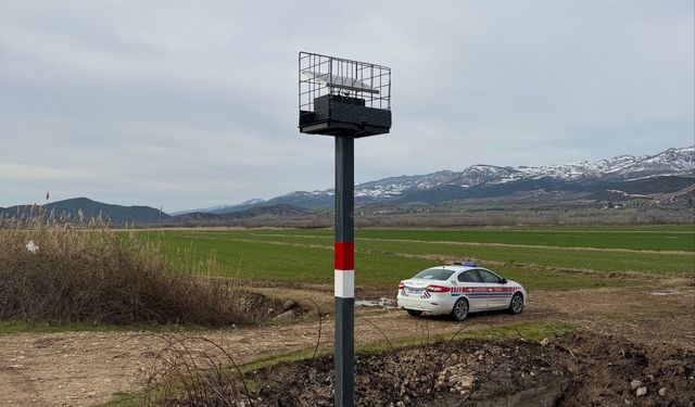 Niksar'da kazaların meydana geldiği yola flaşörlü uyarı lambası konuldu