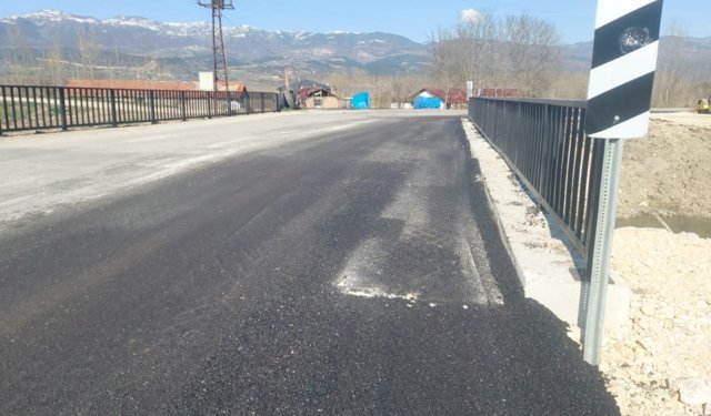 Niksar'da Şahinli-Mahmudiye grup yolundaki köprü genişletildi