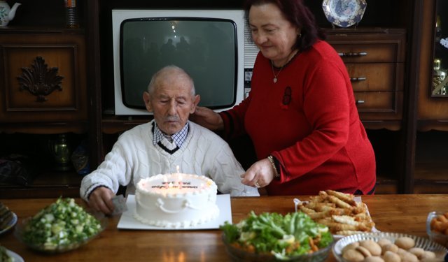 Ordu'da 102 yaşına giren Hüseyin dedeye doğum günü sürprizi